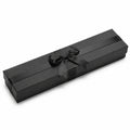 Boîte cadeau rectangulaire 24 x 6 x 3 cm en carton noir avec ruban satin style élégant