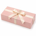 Boîte cadeau rectangulaire 30 x 15 x 8 cm en carton rose avec ruban satin